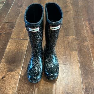 Girls Hunter Boots black glitter.  Size is 1b/2G. Good condition!
